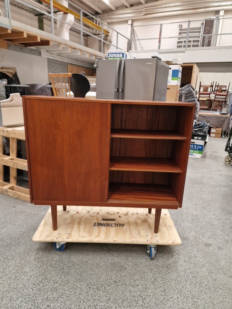 Skænk i teak med skydelåger og hylder