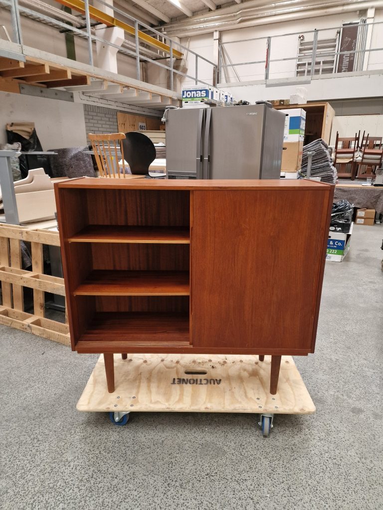 Skænk i teak med skydelåger og hylder