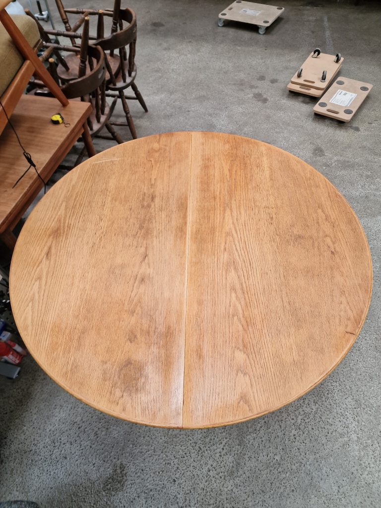 Rundt spisebord med to tillægsplader, finéret egetræ, CJ Rosengaarden