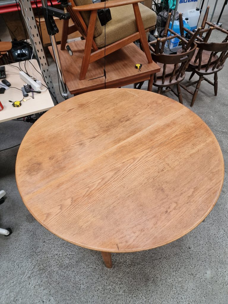 Rundt spisebord med to tillægsplader, finéret egetræ, CJ Rosengaarden