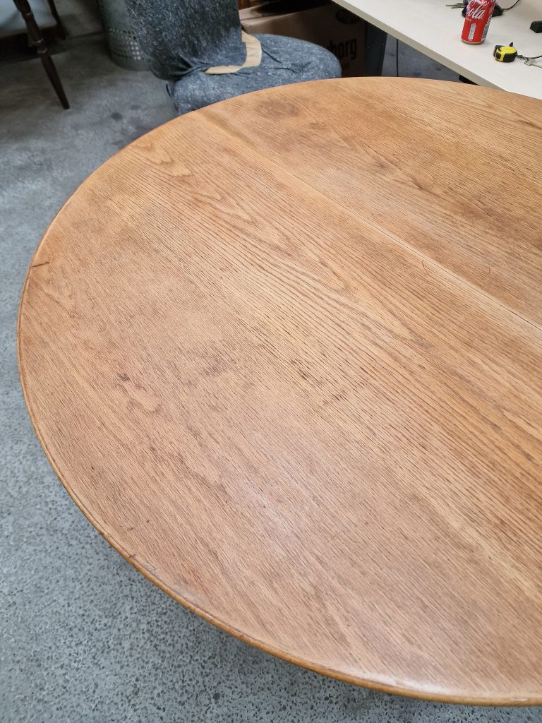 Rundt spisebord med to tillægsplader, finéret egetræ, CJ Rosengaarden