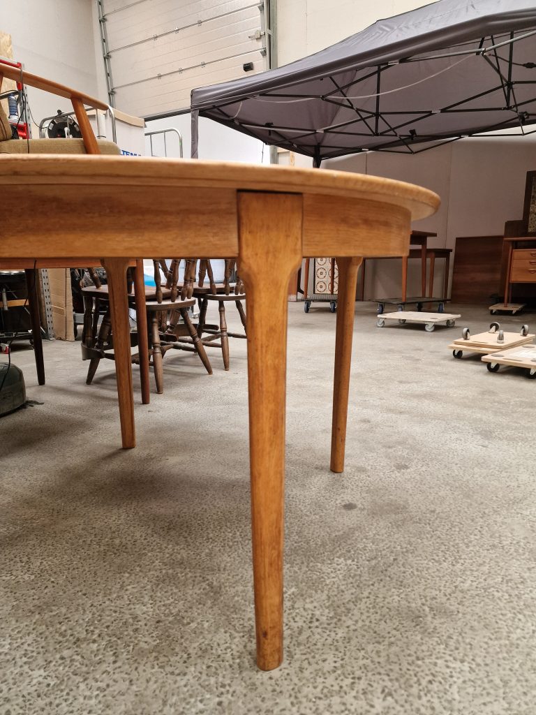 Rundt spisebord med to tillægsplader, finéret egetræ, CJ Rosengaarden