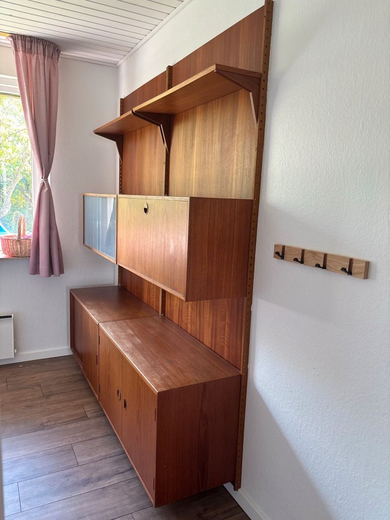 Vangereol med skabe, hylder og vanger, teak, Hansen & Guldberg