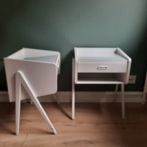 To hvidmalede natborde med skrå ben - Image 6