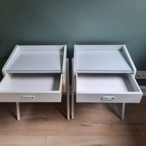 To hvidmalede natborde med skrå ben - Image 3