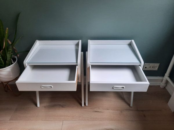 To hvidmalede natborde med skrå ben - Image 3