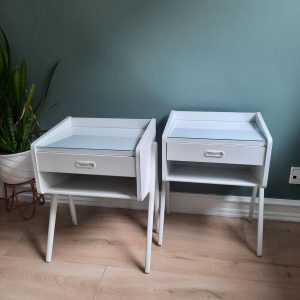 To hvidmalede natborde med skrå ben - Image 5