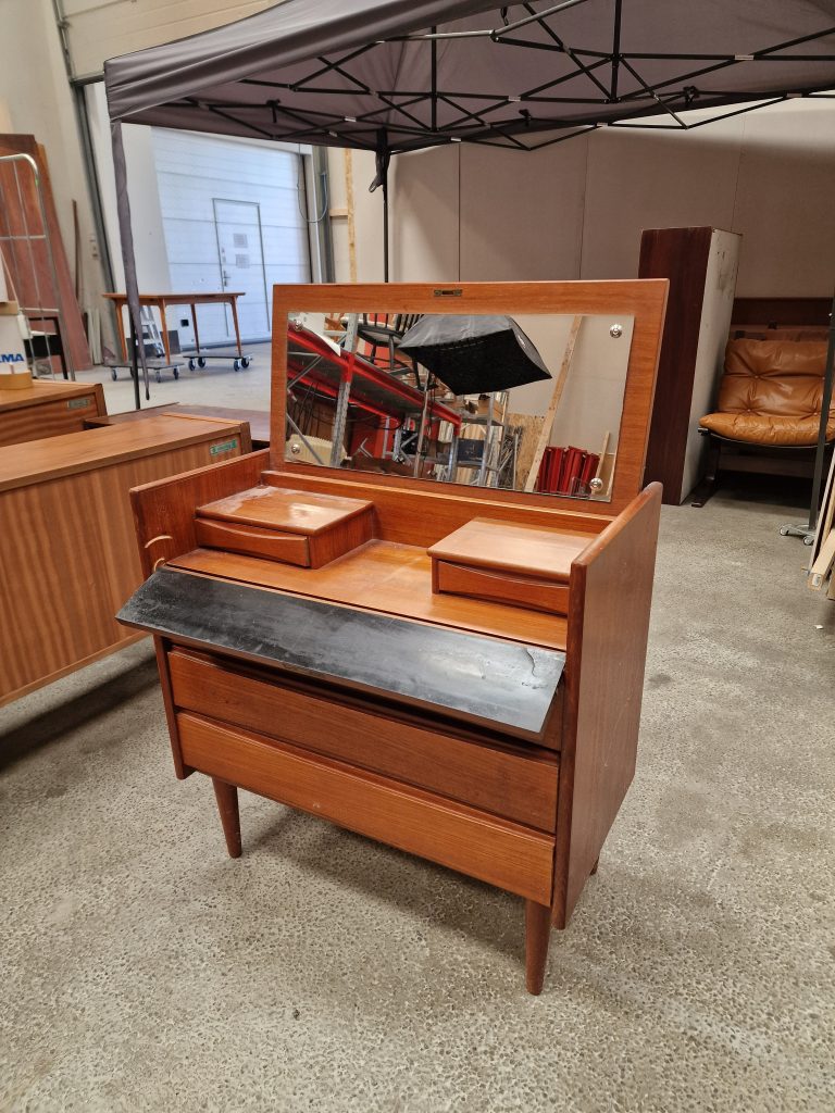 Sminkebord med spejl og klaplåge, teak