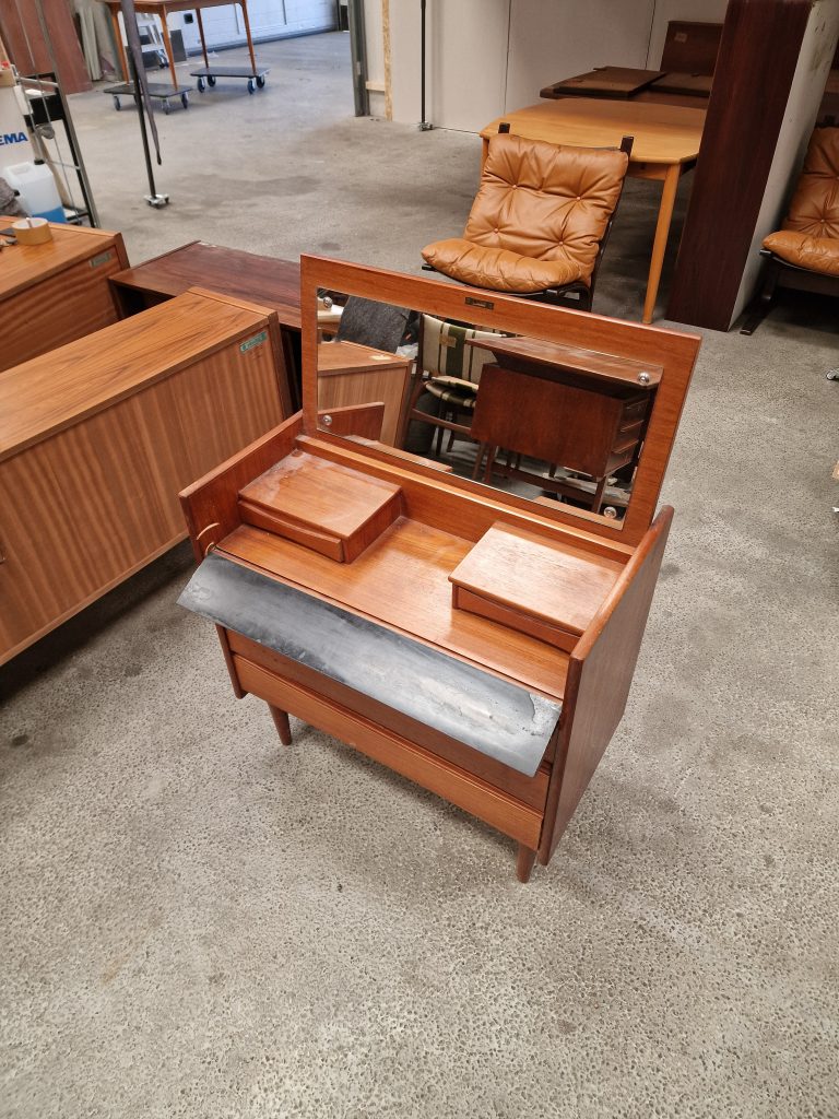 Sminkebord med spejl og klaplåge, teak