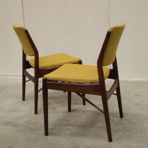 To spisestole i palisander af Arne Vodder, produceret hos Sibast Furniture