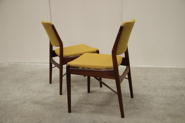 To spisestole i palisander af Arne Vodder, produceret hos Sibast Furniture