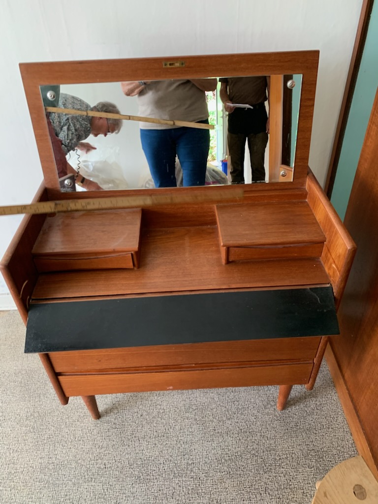 Sminkebord med spejl og klaplåge, teak