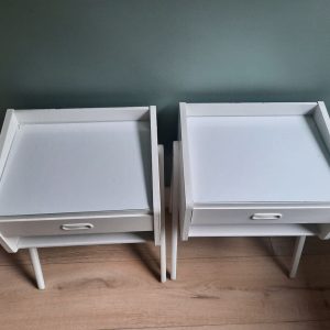 To hvidmalede natborde med skrå ben - Image 4