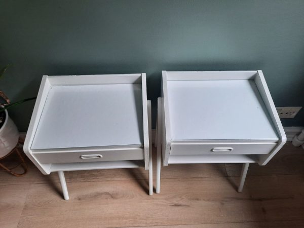 To hvidmalede natborde med skrå ben - Image 4