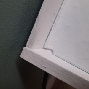 To hvidmalede natborde med skrå ben - Image 2