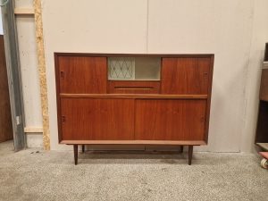 Skænk, med glaslåge og skydelåger