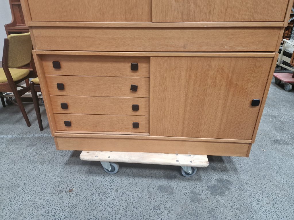 Skænk med skydelåger, skab og skuffer, fineret egetræ