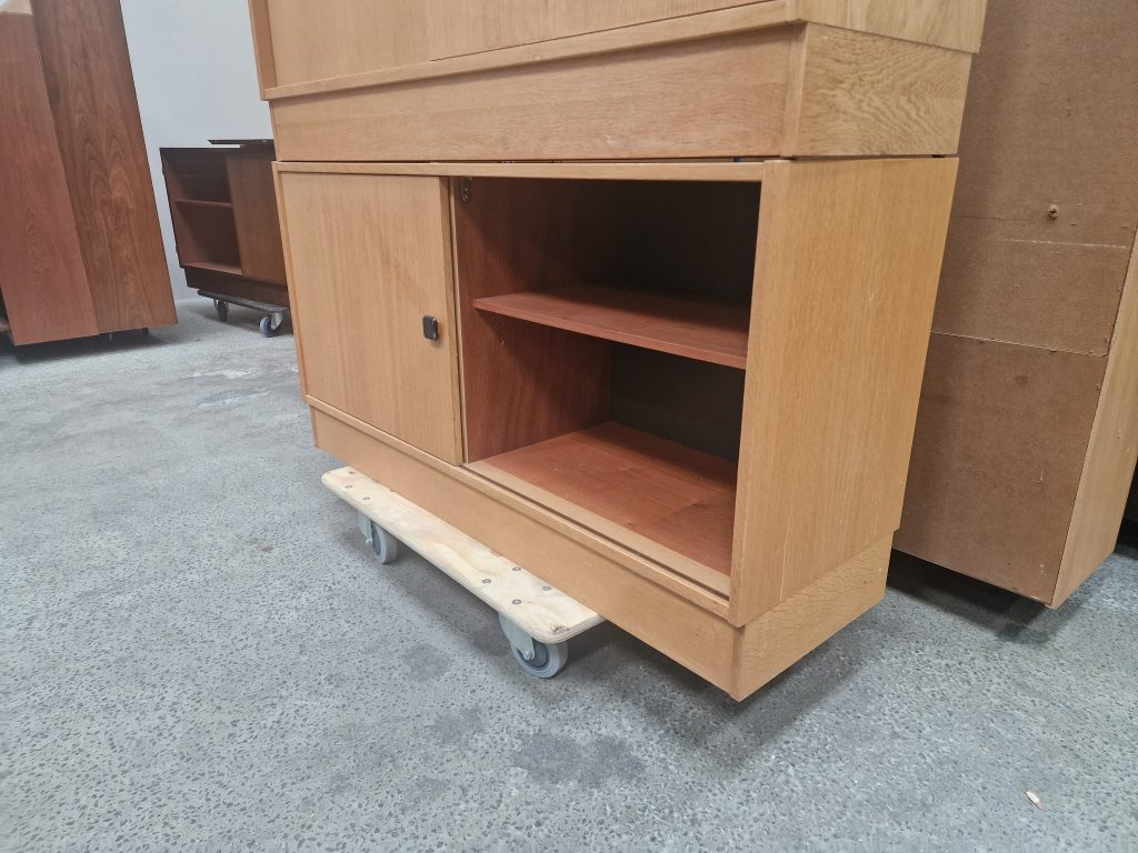 Skænk med skydelåger, skab og skuffer, fineret egetræ