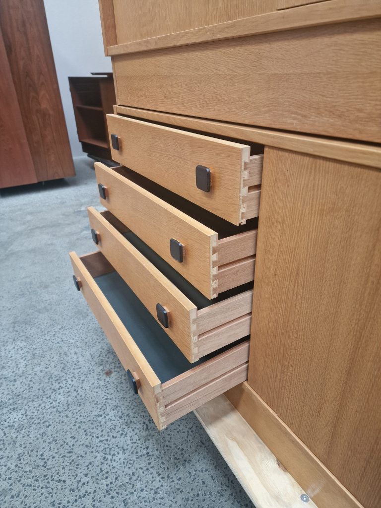 Skænk med skydelåger, skab og skuffer, fineret egetræ