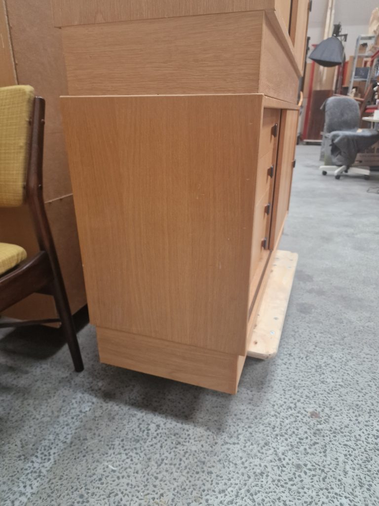 Skænk med skydelåger, skab og skuffer, fineret egetræ