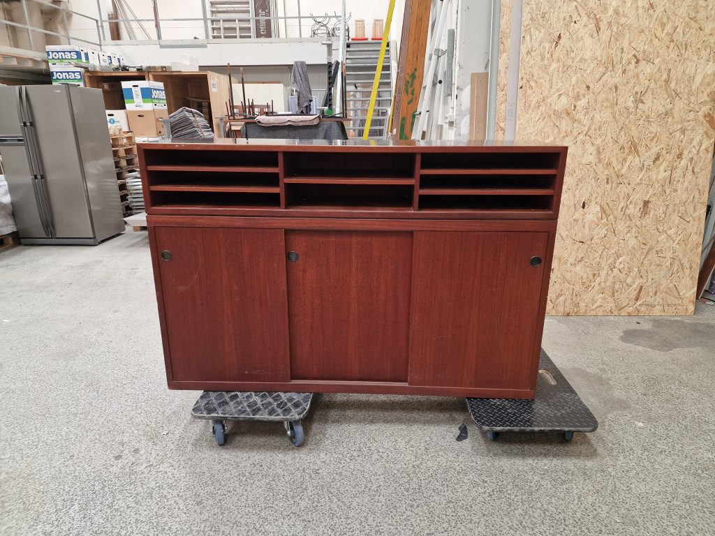 Bar i teak med sort formica og skydelåger