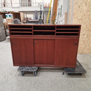 Bar i teak med sort formica og skydelåger