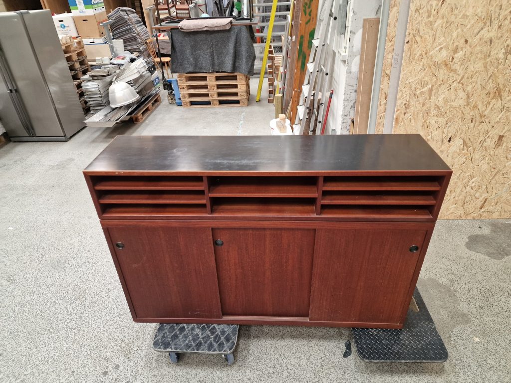 Bar i teak med sort formica og skydelåger