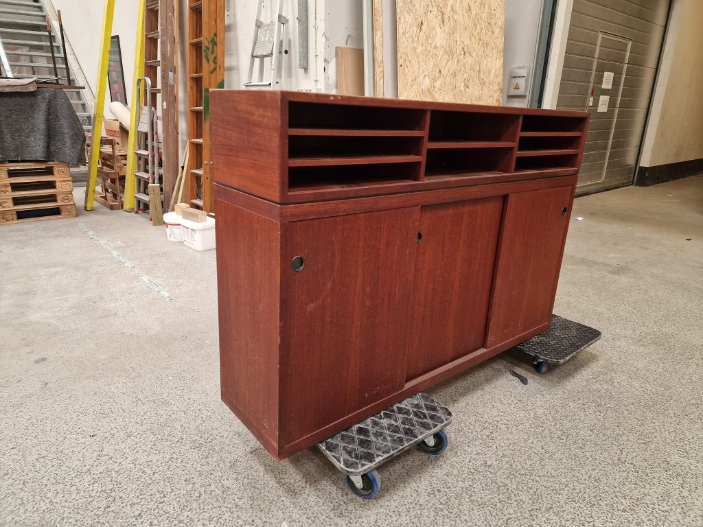 Bar i teak med sort formica og skydelåger