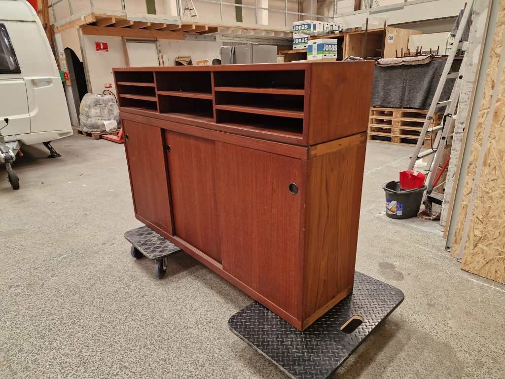 Bar i teak med sort formica og skydelåger