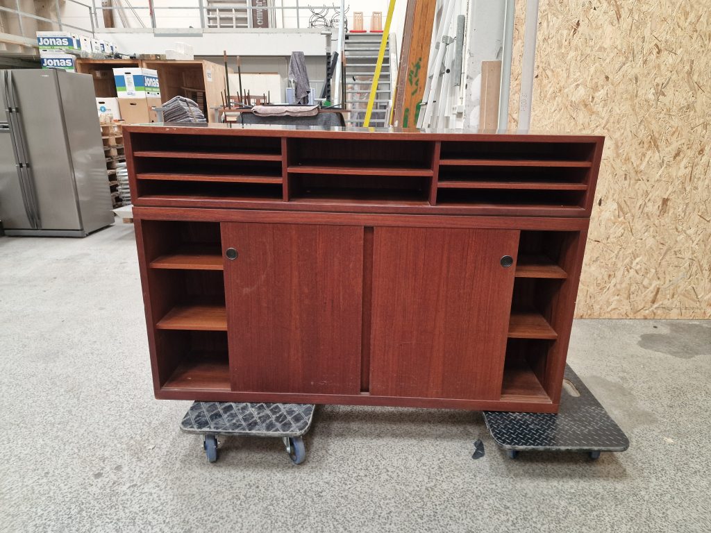 Bar i teak med sort formica og skydelåger