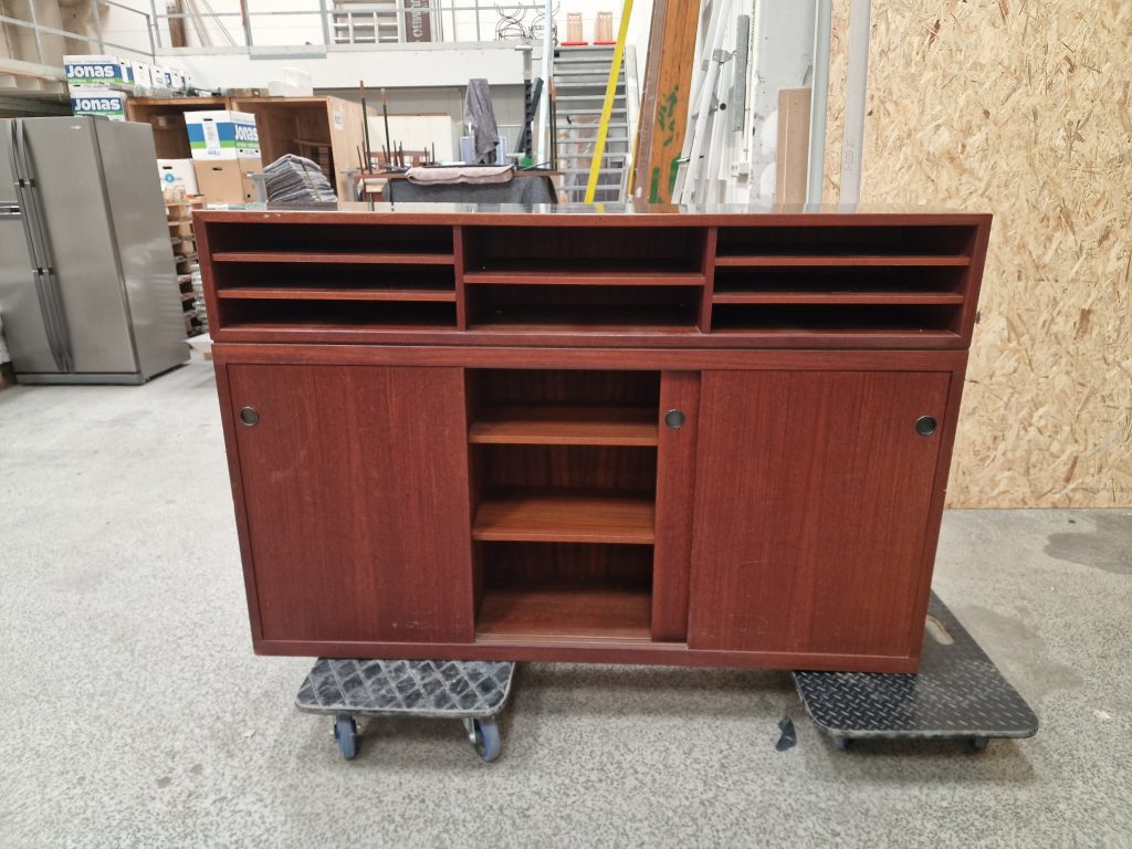 Bar i teak med sort formica og skydelåger