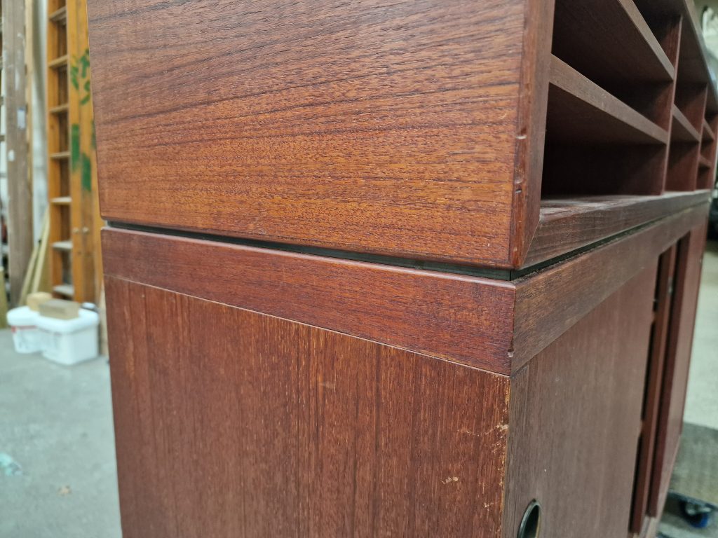 Bar i teak med sort formica og skydelåger