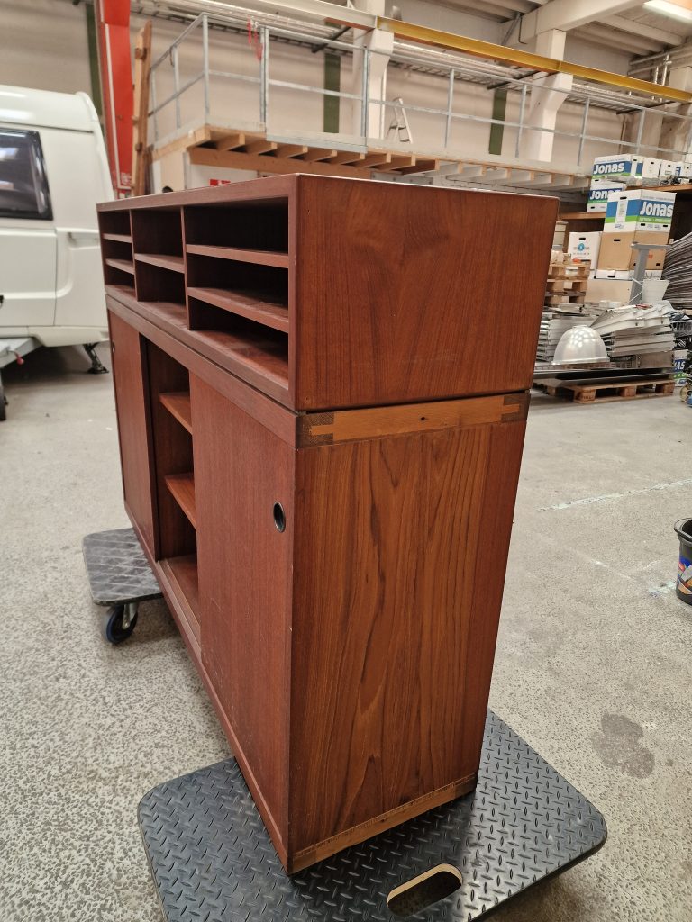 Bar i teak med sort formica og skydelåger