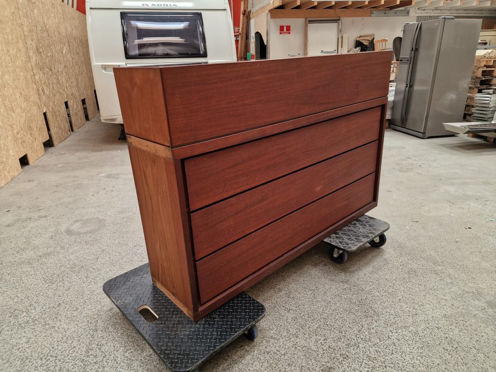 Bar i teak med sort formica og skydelåger