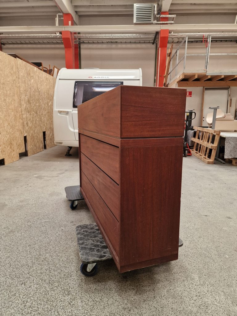 Bar i teak med sort formica og skydelåger