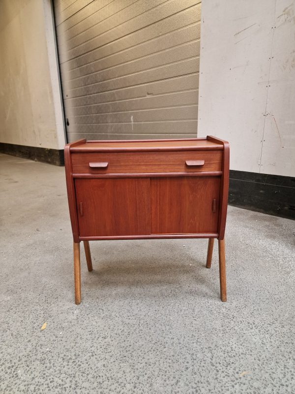 Entré kommode i teak på skrå ben, skuffer og skydelåger - Image 3