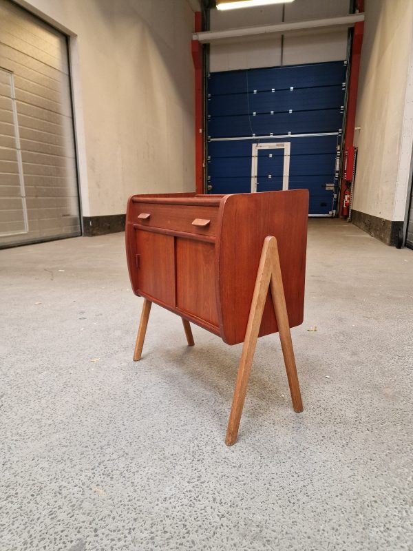 Entré kommode i teak på skrå ben, skuffer og skydelåger - Image 2