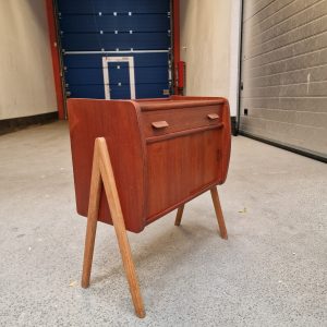 Entré kommode i teak på skrå ben, skuffer og skydelåger