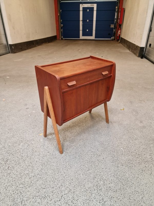 Entré kommode i teak på skrå ben, skuffer og skydelåger - Image 7
