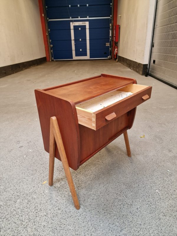 Entré kommode i teak på skrå ben, skuffer og skydelåger - Image 6