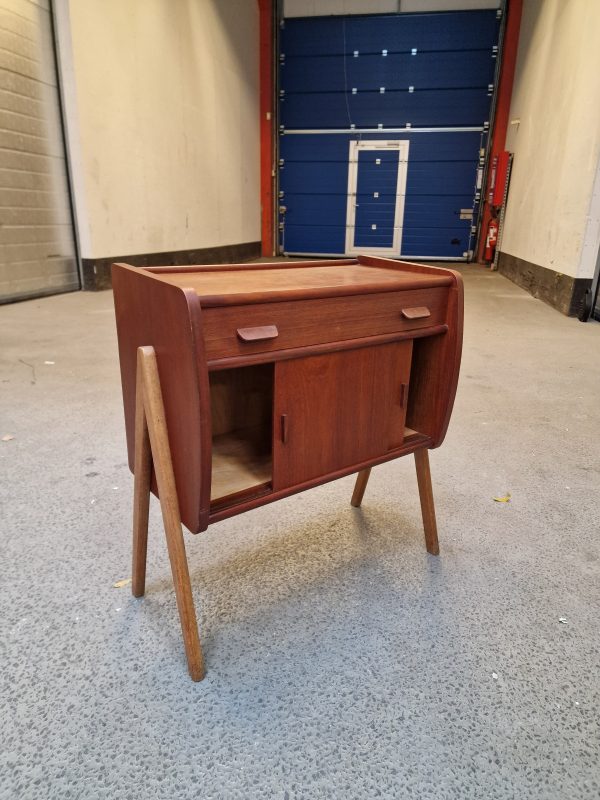Entré kommode i teak på skrå ben, skuffer og skydelåger - Image 5