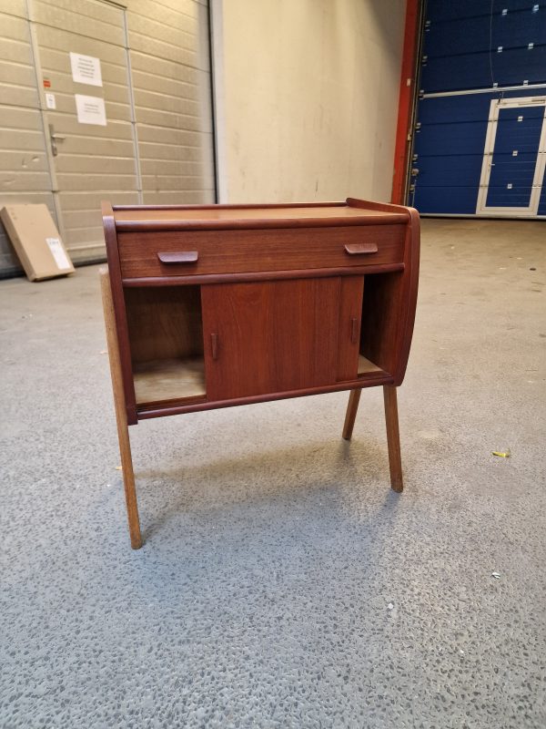 Entré kommode i teak på skrå ben, skuffer og skydelåger - Image 4