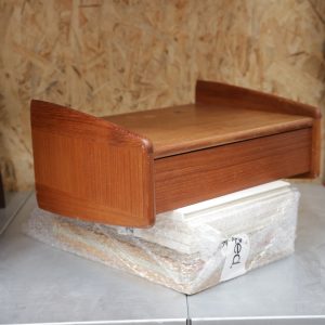 Svævende sengebord/hylde i teak, med skuffe. Produceret af Melvin Mikkelsen Møbler i Pandrup