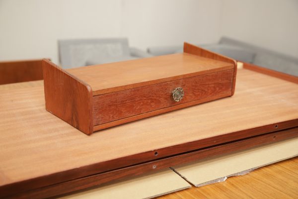 Væghængt sengebord i teak med skuffe
