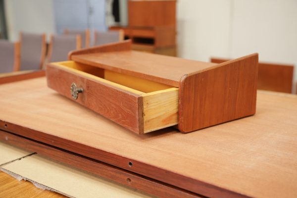 Væghængt sengebord i teak med skuffe - Image 2