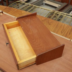 Væghængt sengebord i teak med skuffe - Image 4