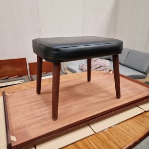 Skammel i teak og skai