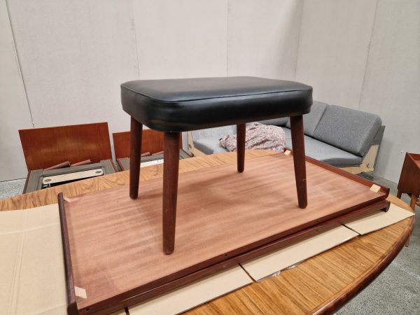 Skammel i teak og skai