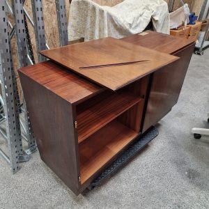 Smal skænk, palisander, Omann Jr, model nr 4, afslået liste