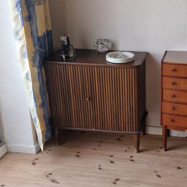Kommode med jalousilåger og hul